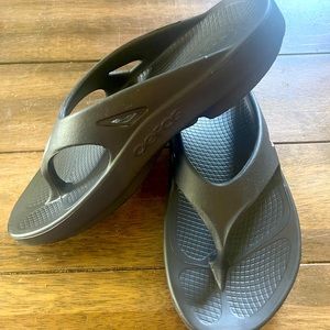Like new- oofos recovery sandal size 9